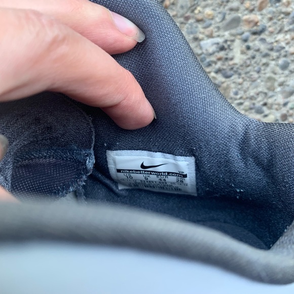 Nike Air Max Hyper Aggressor Basketball Shoe - Picture 5 of 6